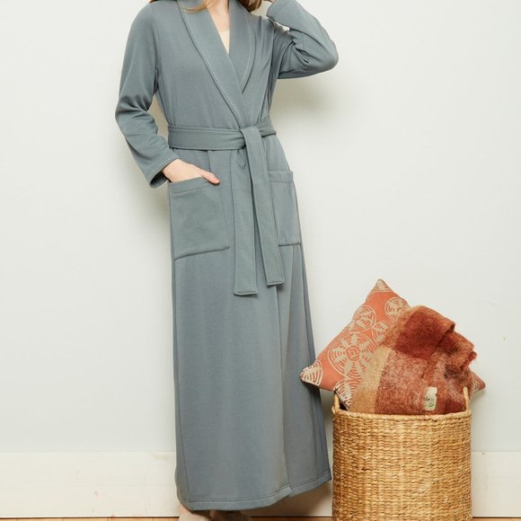 Robe - Picture 1 of 2